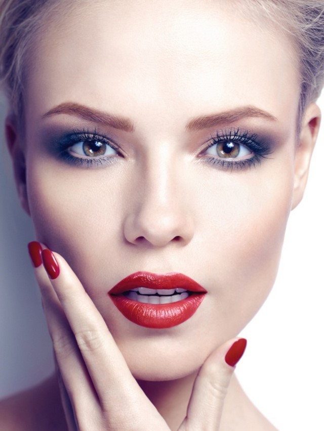 ojos ahumados color claro labios bonitos rojos
