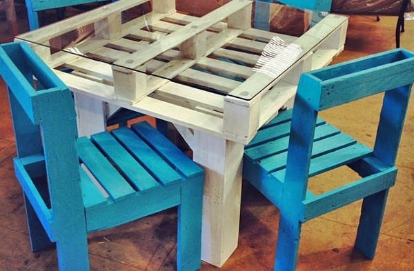 original mesa sillas palet azules