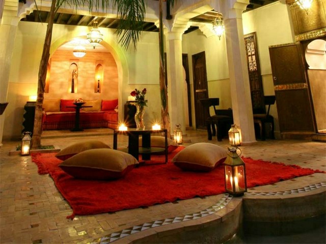patio decoración marroquí color rojo