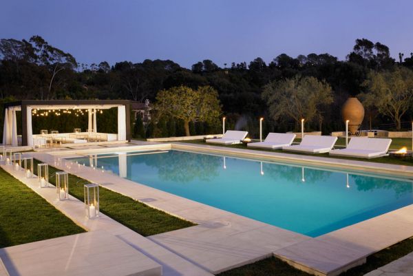 patio madera piscina luces cortinas