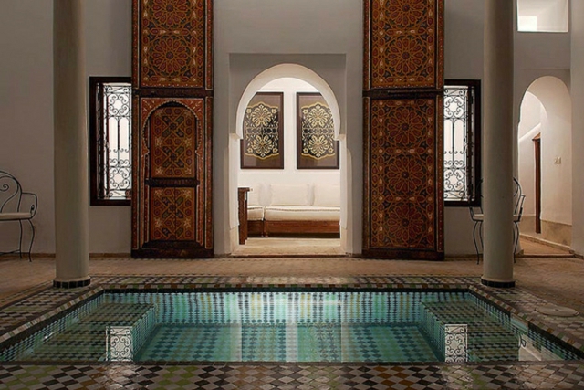 patio marroquí piscina baño