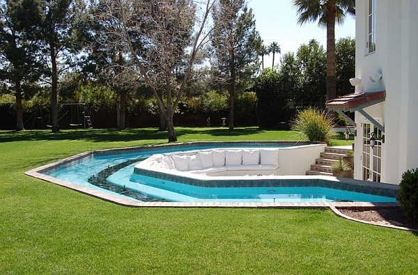 patio piscina cesped salon moderno