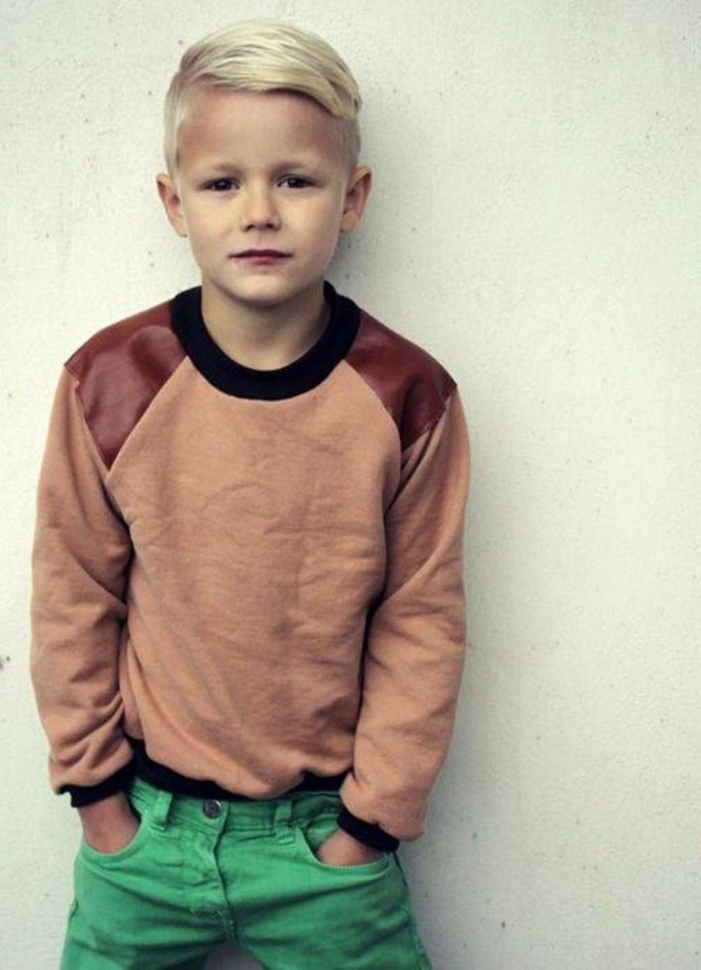 peinados de moda niño rubio lado