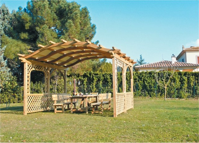 pérgola madera marron bonita mesa sillas