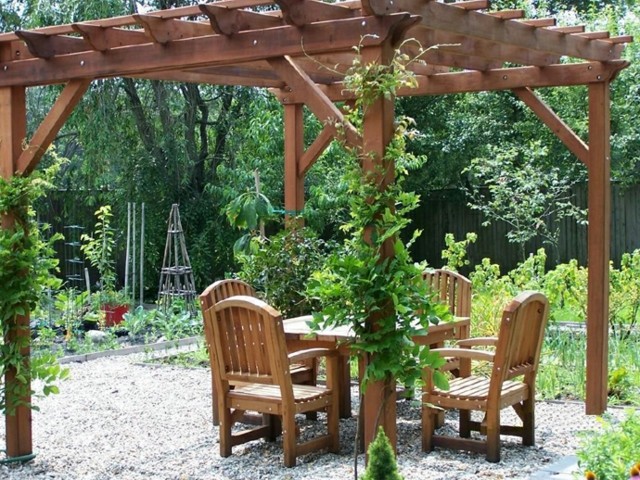 pergola jardin madera sillas mesa plantas trepadoras bonita