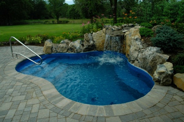 piscina cascada jardín piedras catarata