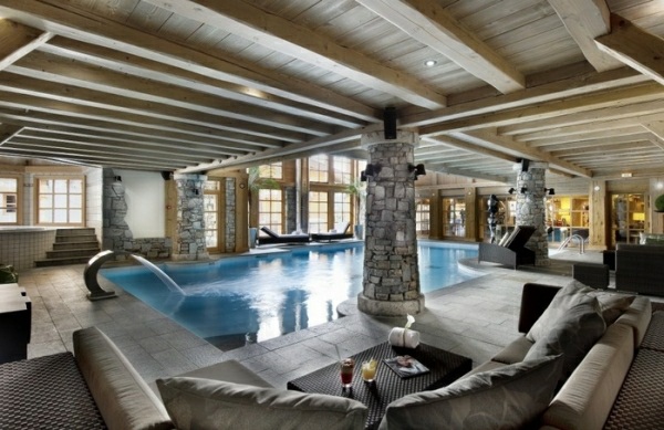 piscina interior rustica piedras columnas moderno