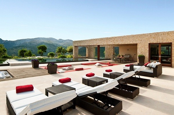 piscina terraza tumbonas cojines modernos