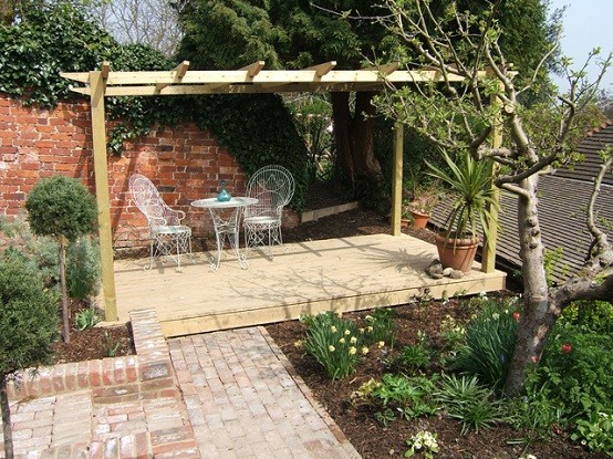 plataforma jardin sombrillas sillas metalicas mesa