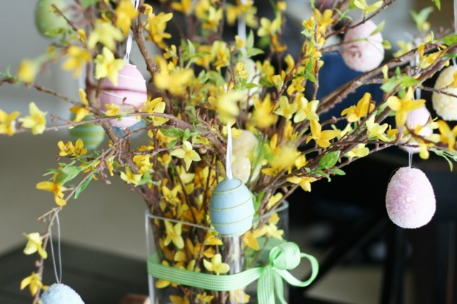 ramo flores huevos colgando flores
