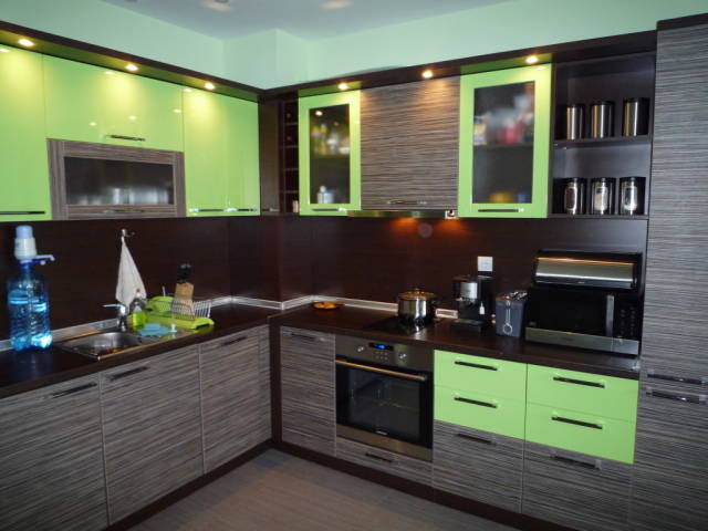 refrigerador integrado cocina moderna verde