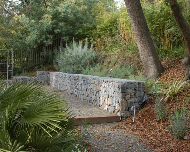 rocas muro pendiente grava jardin camino