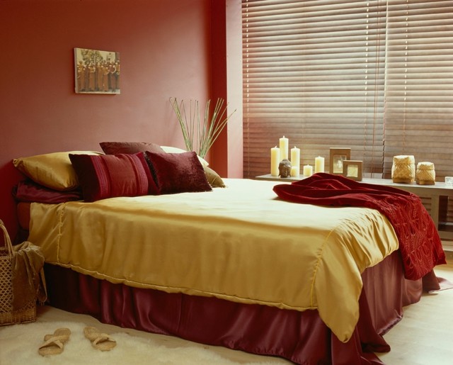 oro y rojo en ropa de cama idea romántica romanticismo dormitorio velas rojo tranquilo bonito