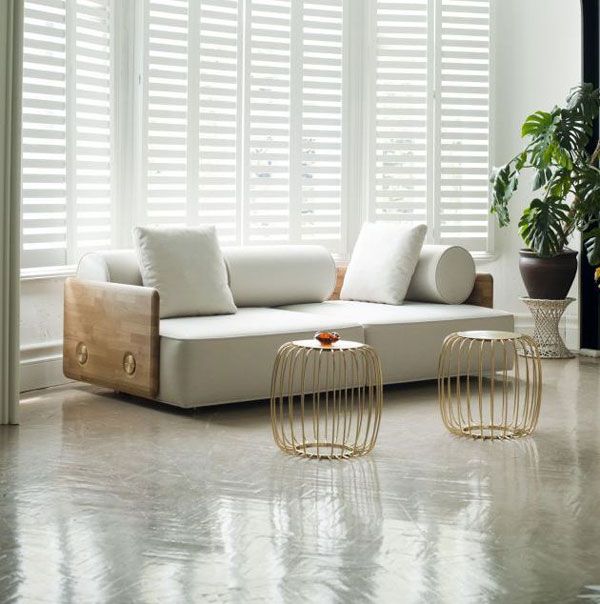 salon minimalista blanco jaulas suelo