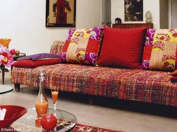 salón sofa rojo adornos cojines