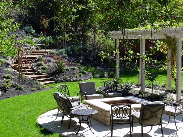 sillas metalicas plantas hoguera jardin