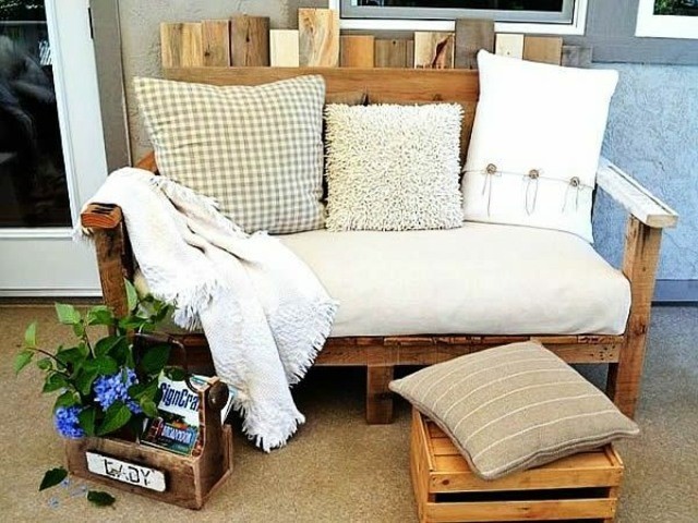 sofa exterior palet cojines macetas plantas