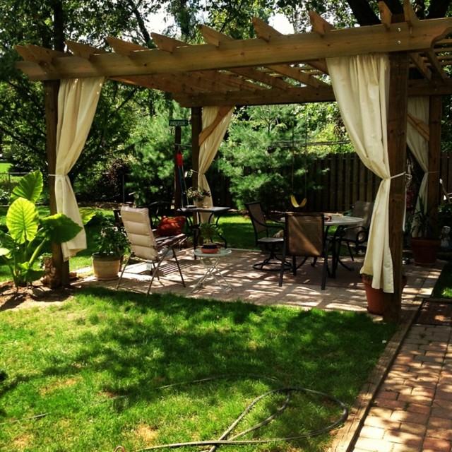 sombra cesped pergola mesa cortinas bonita 