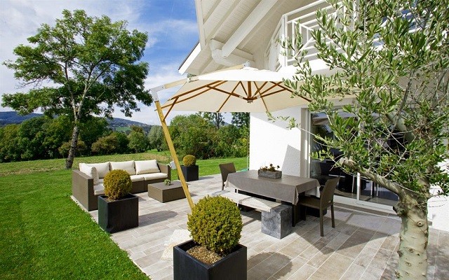 sombrilla plataforma terraza muebles jardin