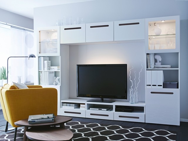 televisor grande salón muebles blancos butaca amarillo