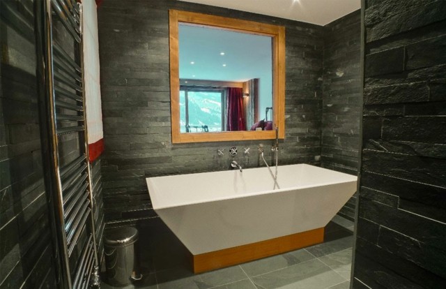 tendencia piedra baño tina blanca soporte madera espejo