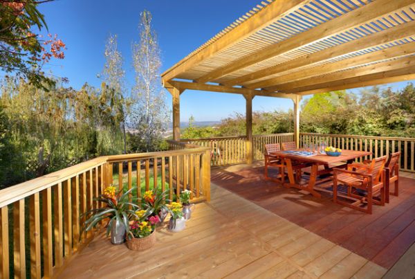 terraza casa plataforma madera muebles exterior