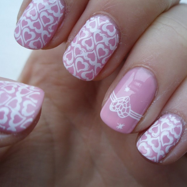 base rosa con corazones blancas uñas corazones base rosa idea moderna preciosa