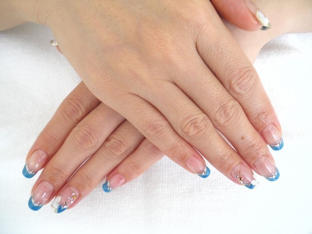 manicura francesa en azul muy sútil uñas sutil elegante diseño longitud bonito media