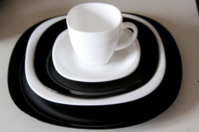 vajilla blanco negro platos distintos tamaño