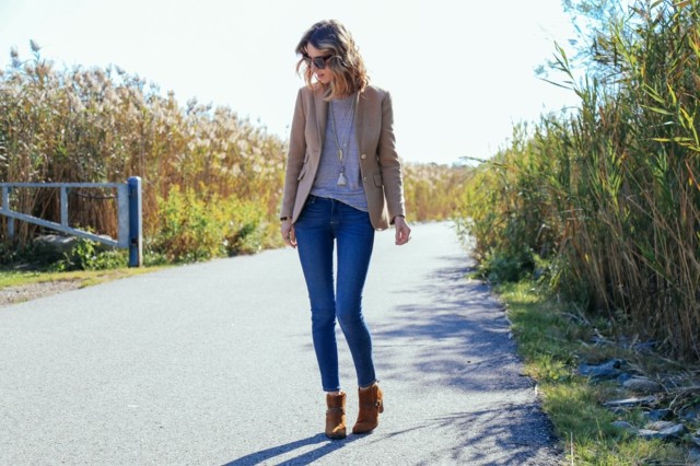 vaqueros con chaqueta de beige vaqueros talla alta colores neutros bonito chaqueta