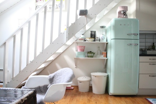 frigorifico azul claro queda genial en esta cocina vintige electrodomesticos color azul claro blanco estanterias bonito