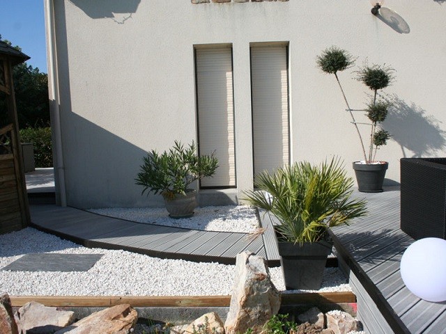 xeriscape plantas camino rocas macetas