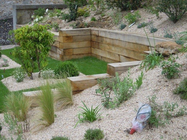 xeriscaping rocas cactus contenedor madera plantas