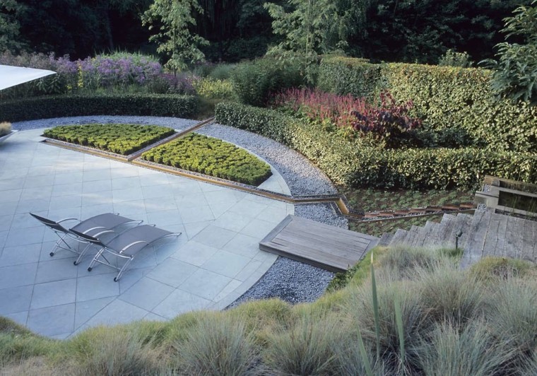 ideas de como hacer las distintas áreas del jardín Anthony Paul jardin piedras tumbonas vegetacion ideas