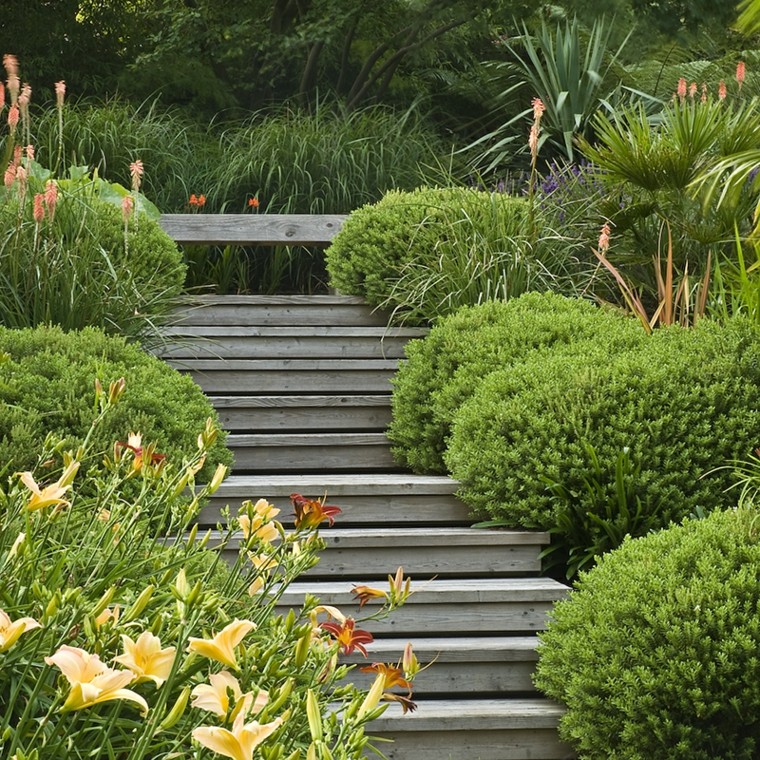 escaleras y arbustos verde muy bonito Debbie Roberts escaleras piedra jardin diseno ideas