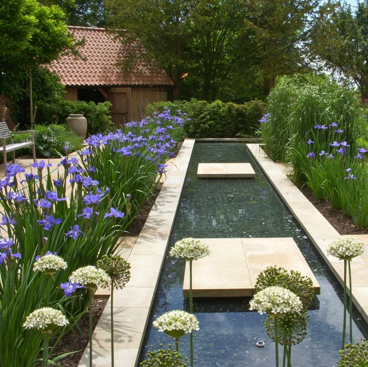 agua y flores purpura en el jardín Sue Townsend diseno jardin agua flores banco ideas