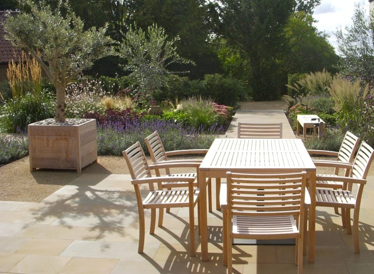 lugar para comidas en el jardín Sue Townsend jardin diseno epacio comer macetas grandes madera ideas