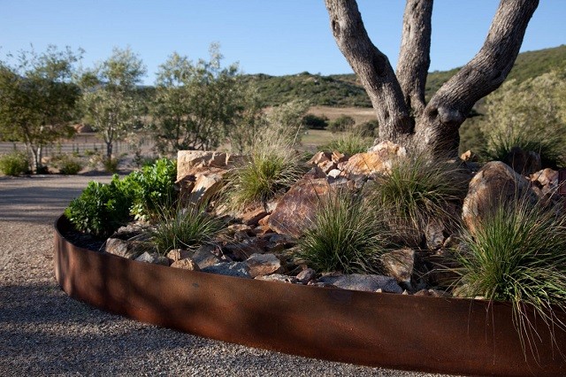 acero corten xeriscape plantas rocas