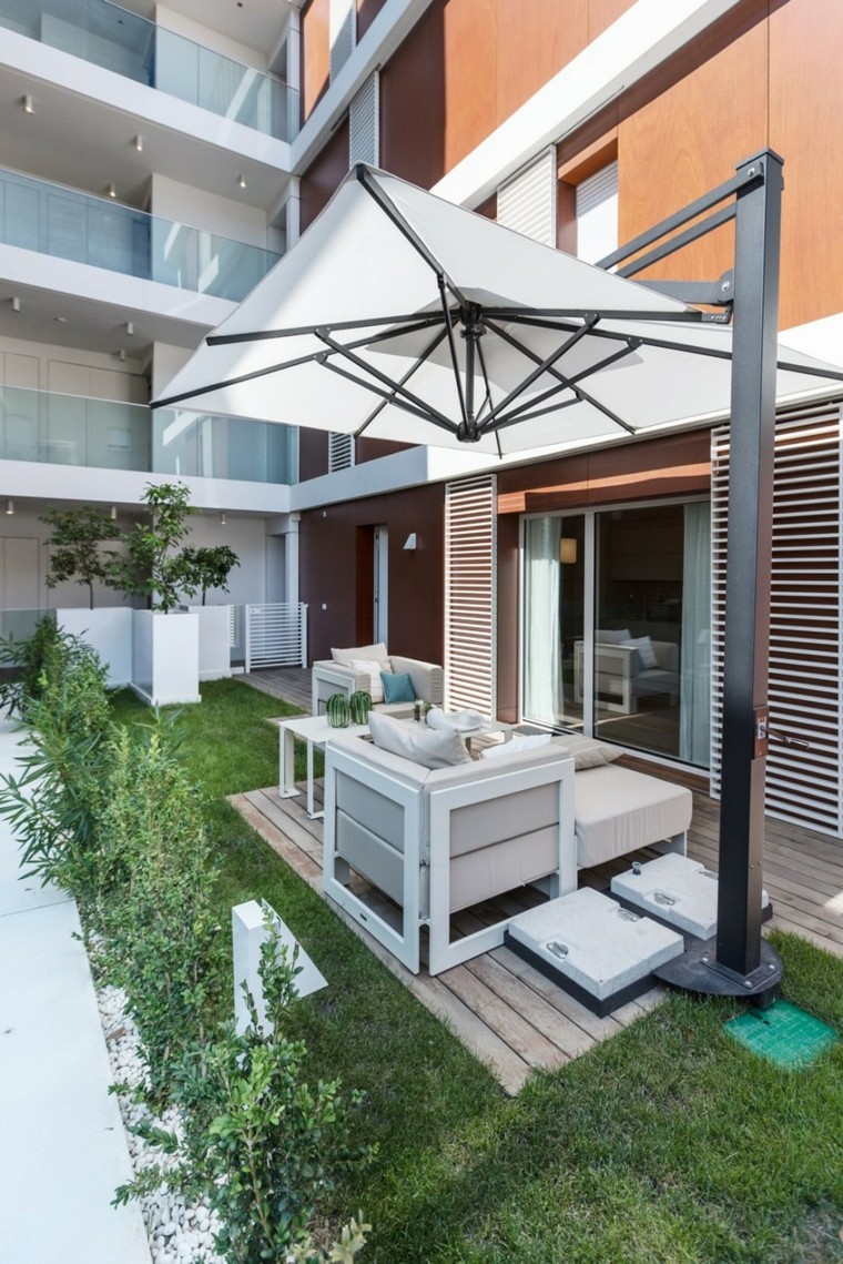 balcon cesped sombrilla blanca pie acero ideas modernas