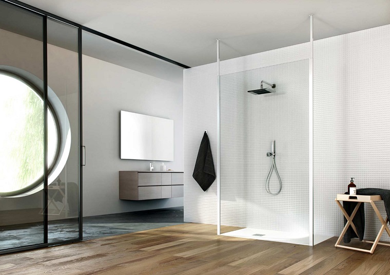 bano-pared-blanca-suelo-madera