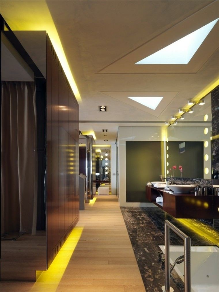 baño amarillo led madera espejo moderno