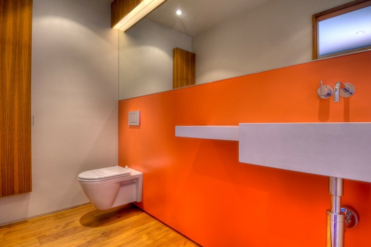 baño estilo moderno color naranja