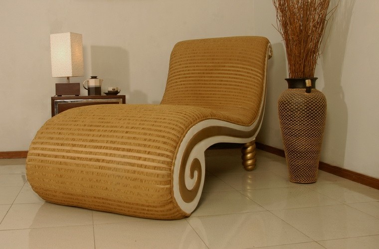 bonito sillon color dorado sala