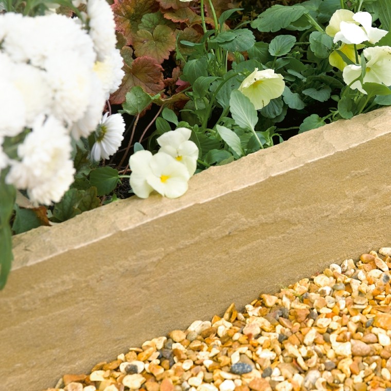 borde piedras beige flores guiijarros