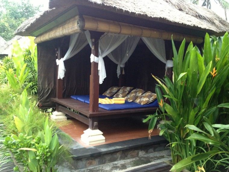 cabaña cubierta madera jardin cama