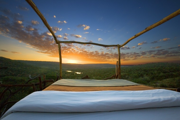 cama de madera en el jardin con vistas cama madera en jardin vistas
