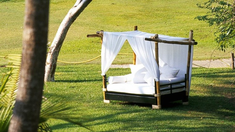 cama de madera flotante cama madera flotante patio blanca