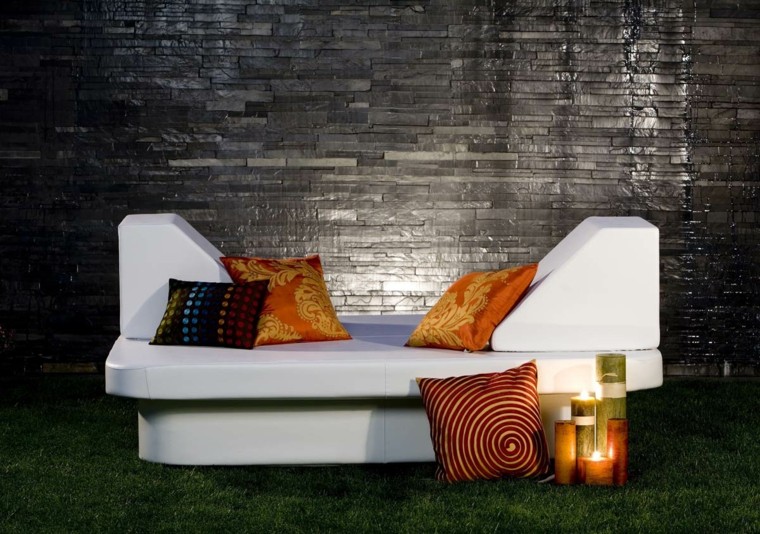 cama moderna blanca para exterior cama moderna blanca cojines naranja