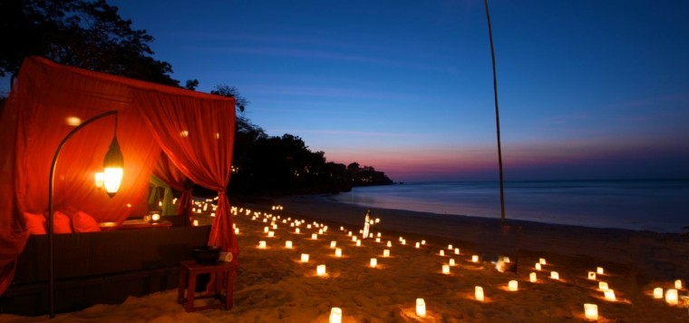 cama con dosel para exterior cama roja playa noche luces