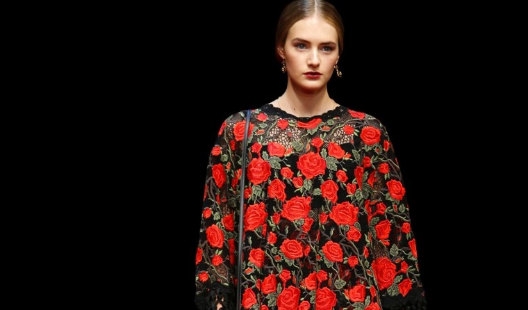 camisa rosas rojas fondo negro